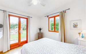 Maisons de vacances Gorgeous Home In Rioux : photos des chambres