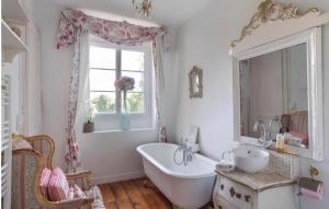 Maisons de vacances Stunning Home In Luneray With Wifi : Maison de Vacances 8 Chambres