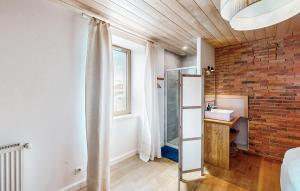 Maisons de vacances Pet Friendly Home In Saint Estephe : Maison de Vacances 5 Chambres