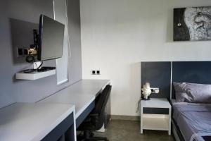 Villa Rumah Putih Abu Abu