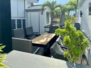 Villa Rumah Putih Abu Abu