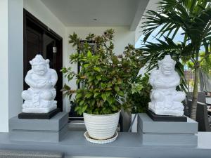 Villa Rumah Putih Abu Abu