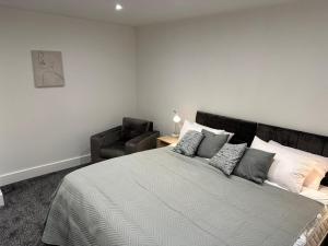 Spacious 2-Bed Flat with Free Parking Near Nottingham!