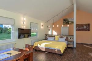 Wildgans - Stilvolles Ferienhaus mit Terrasse, Seeblick & Naturidylle am Loppiner See