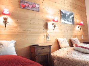 Hotels Hotel Viallet : Chambre Triple avec Baignoire