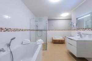 Müritzsonne - Apartment in der Hafenresidenz mit Balkon & Wellness