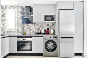 Нова квартира в центрі з басейном та паркінгом