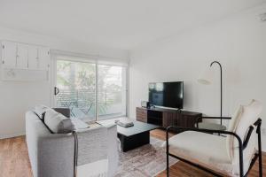 Blueground Brentwood 2bd apartment LAX-1280