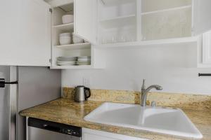Blueground Brentwood 2bd apartment LAX-1280