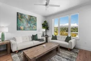 Incredible views! Pool,Gym,HTub - Bountiful