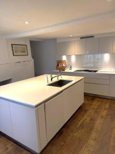 West Pallant Georgian Townhouse in City Centre with Courtyards, BBQ & Log Burners - Dogs Welcome! Chichester Holiday Properties