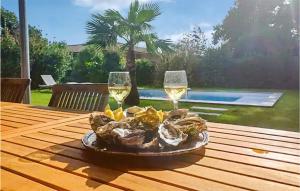 Maisons de vacances Awesome Home In La Teste-De-Buch : photos des chambres