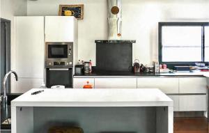 Maisons de vacances Awesome Home In La Teste-De-Buch : photos des chambres