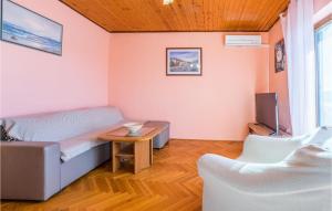 1 Bedroom Awesome Apartment In Dinjiska 