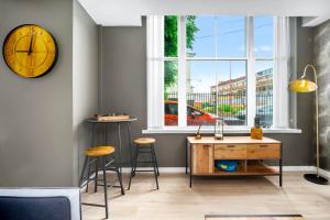 Luxe Apartment with Private Parking in Gated Complex - Close to JQ & City Centre - Top Rated - 7SH