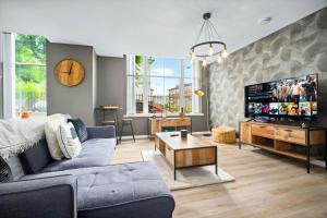 Luxe Apartment with Private Parking in Gated Complex - Close to JQ & City Centre - Top Rated - 7SH