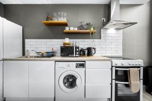 Luxe Apartment with Private Parking in Gated Complex - Close to JQ & City Centre - Top Rated - 7SH