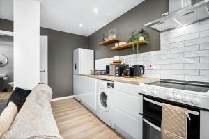 Luxe Apartment with Private Parking in Gated Complex - Close to JQ & City Centre - Top Rated - 7SH