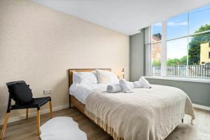 Luxe Apartment with Private Parking in Gated Complex - Close to JQ & City Centre - Top Rated - 7SH