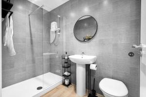 Luxe Apartment with Private Parking in Gated Complex - Close to JQ & City Centre - Top Rated - 7SH