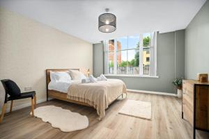 Luxe Apartment with Private Parking in Gated Complex - Close to JQ & City Centre - Top Rated - 7SH