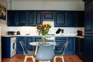 Penthouse with River Views: 2BD Derry Heritage Gem - 伦敦德里