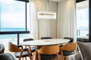 Conforto e Estilo Vista para o Mar Hidromassagem Wi-Fi Ar Condicionado Vaga Privativa e a Passos da Praia