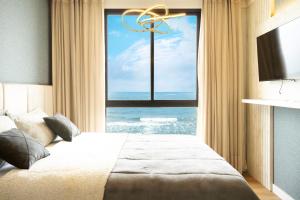 Conforto e Estilo Vista para o Mar Hidromassagem Wi-Fi Ar Condicionado Vaga Privativa e a Passos da Praia