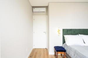 Conforto e Estilo Vista para o Mar Hidromassagem Wi-Fi Ar Condicionado Vaga Privativa e a Passos da Praia