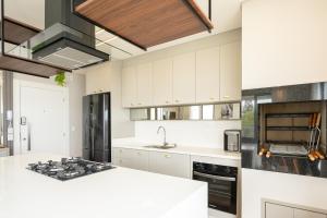 Conforto e Estilo Vista para o Mar Hidromassagem Wi-Fi Ar Condicionado Vaga Privativa e a Passos da Praia