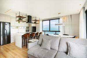 Conforto e Estilo Vista para o Mar Hidromassagem Wi-Fi Ar Condicionado Vaga Privativa e a Passos da Praia