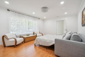 Spacious Mountain View Duplex in Prime Location Duplex