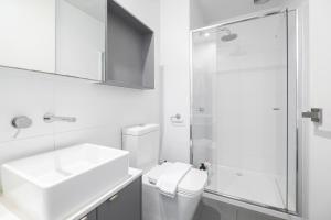 Experience the Heartbeat of Melbourne CBD 1BR