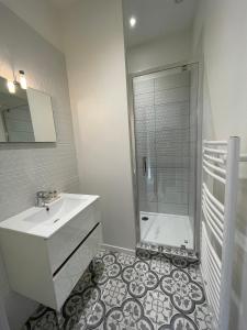 Superb flat with air conditioning and beautiful Bordeaux stone for 2p