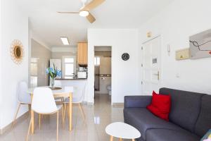 Home2Book Sunny Poolside Apt in Las Floritas