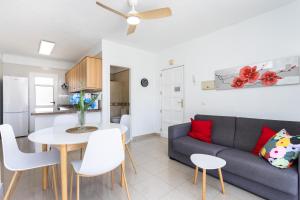 Home2Book Sunny Poolside Apt in Las Floritas