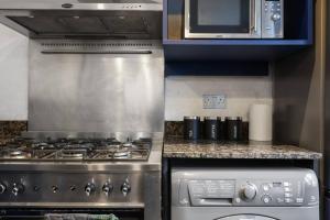 Two-bedroom Apartment Short Term Rental & Flexible Renting Hackney with Free WiFi and Roof Terrace!