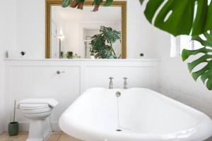 Two-bedroom Apartment Short Term Rental & Flexible Renting Hackney with Free WiFi and Roof Terrace!