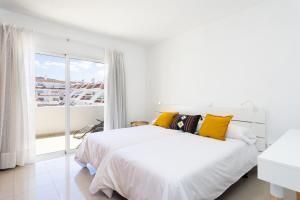 Home2Book Sunny Poolside Apt in Las Floritas