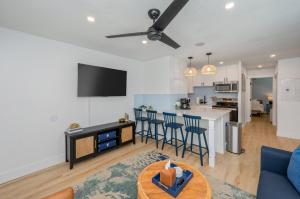 Beachfront Stay with Pool Access Bluefish 7