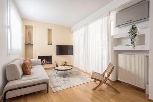 Modern 2BDR Flat w Hot Tub & Big Terrace in Plaka