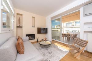 Modern 2BDR Flat w Hot Tub & Big Terrace in Plaka