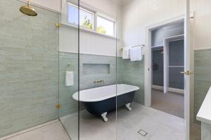 Coryong - A grand residence, 500m from Leura mall