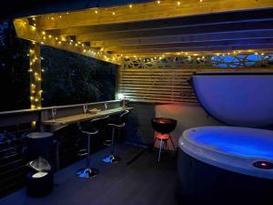 Ty Gardd - Luxury lodge with covered hot tub