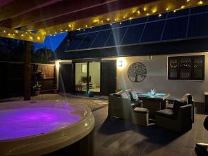 Ty Gardd - Luxury lodge with covered hot tub