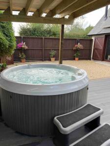 Ty Gardd - Luxury lodge with covered hot tub