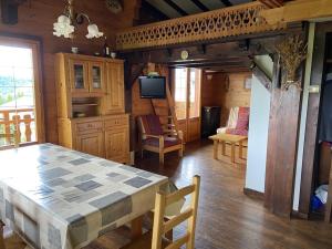 Chalet cosy à Crest-Voland – 6 personnes, cuisine équipée, salon TV, proche pistes et nature - FR-1-733-154