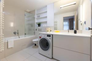 Chic & Central New Town Apartment by Subway