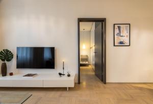 Chic & Central New Town Apartment by Subway
