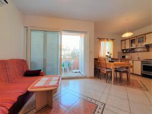 Charming Apartment Tihana with Washing Machine 